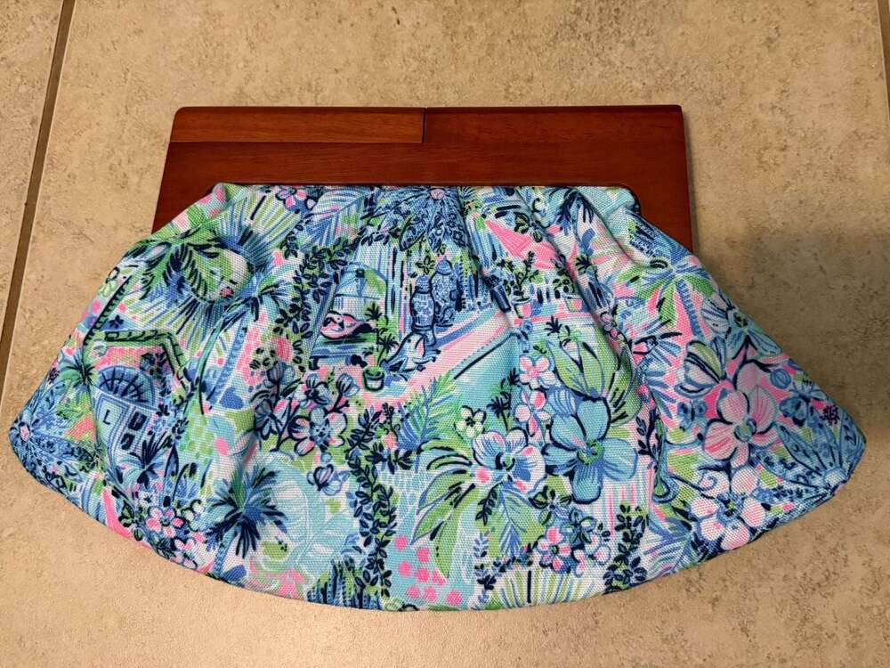 Lilly Pulitzer Lilly's House Print Bermuda Clutch Bag with Wood Handle - Picture 2 of 3